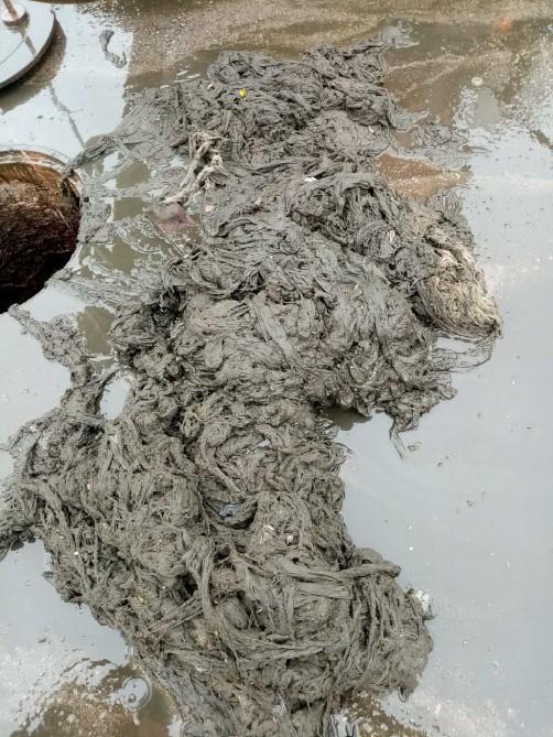 Aqualia recuerda en Albatera que tirar toallitas húmedas al inodoro provoca atascos en la red de alcantarillado